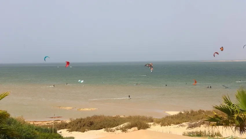 Groupe de kitesurfeurs dans la lagune de Dakhla