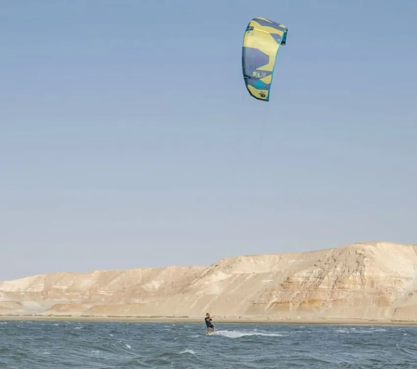 kitesurfeur solo à Dakhla
