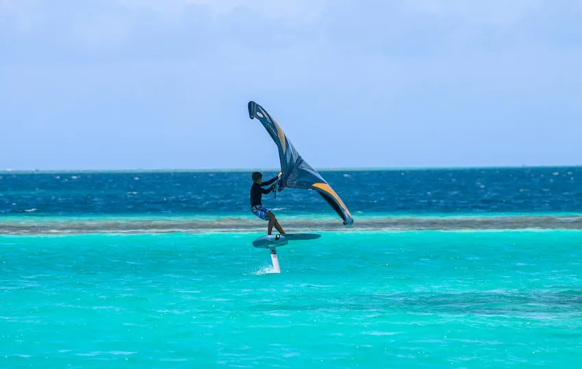 pratique de wingfoil sur l'eau turquoise de Dakhla